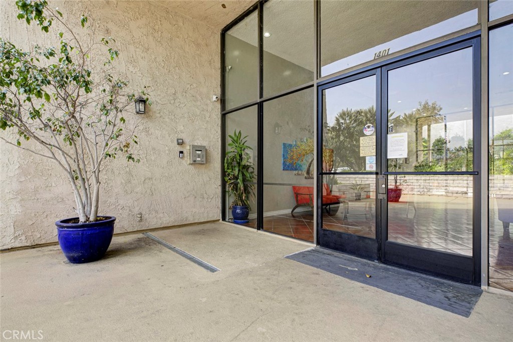 1401 Valley View 206