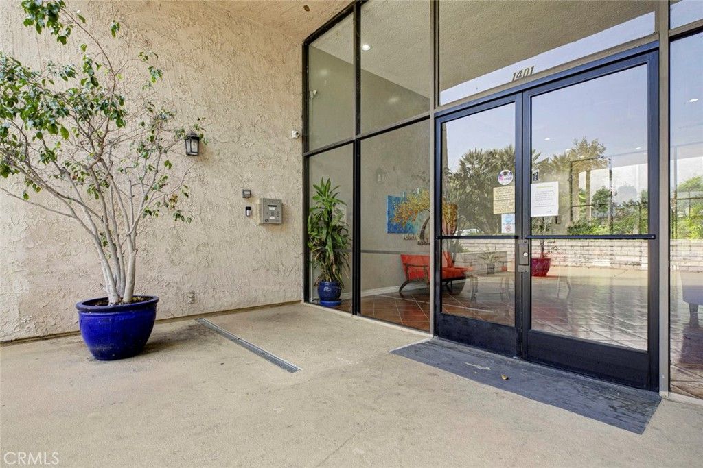 Photo of 1401 Valley View Rd #206, Glendale, CA 91202 (MLS # GD26051452)