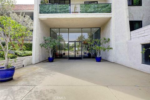 Photo of 1401 Valley View Rd #206, Glendale, CA 91202 (MLS # GD26051452)