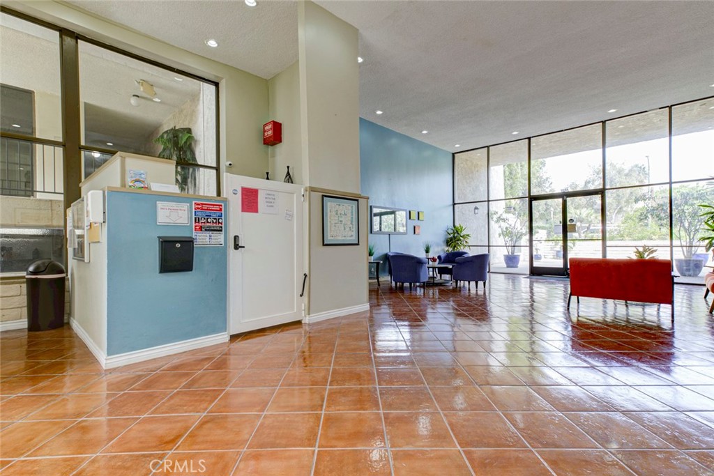 1401 Valley View 206