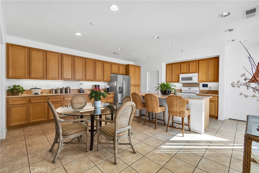 FOUR SEASONS - Residential