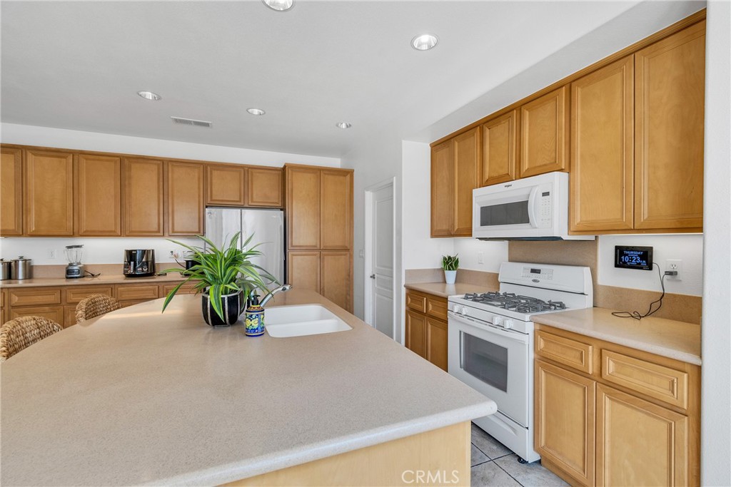 FOUR SEASONS - Residential