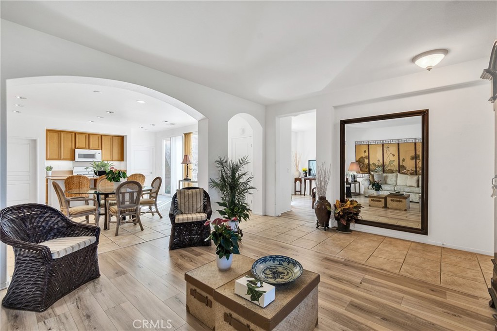 FOUR SEASONS - Residential