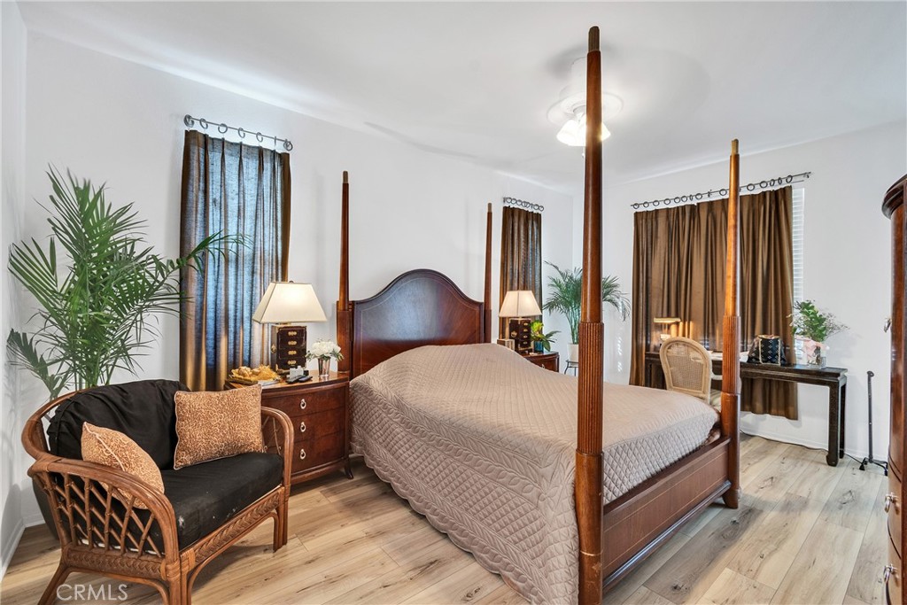 FOUR SEASONS - Residential