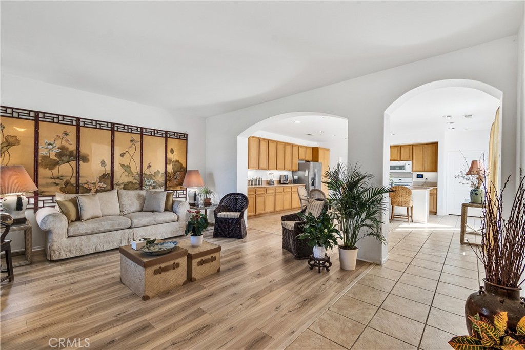 FOUR SEASONS - Residential