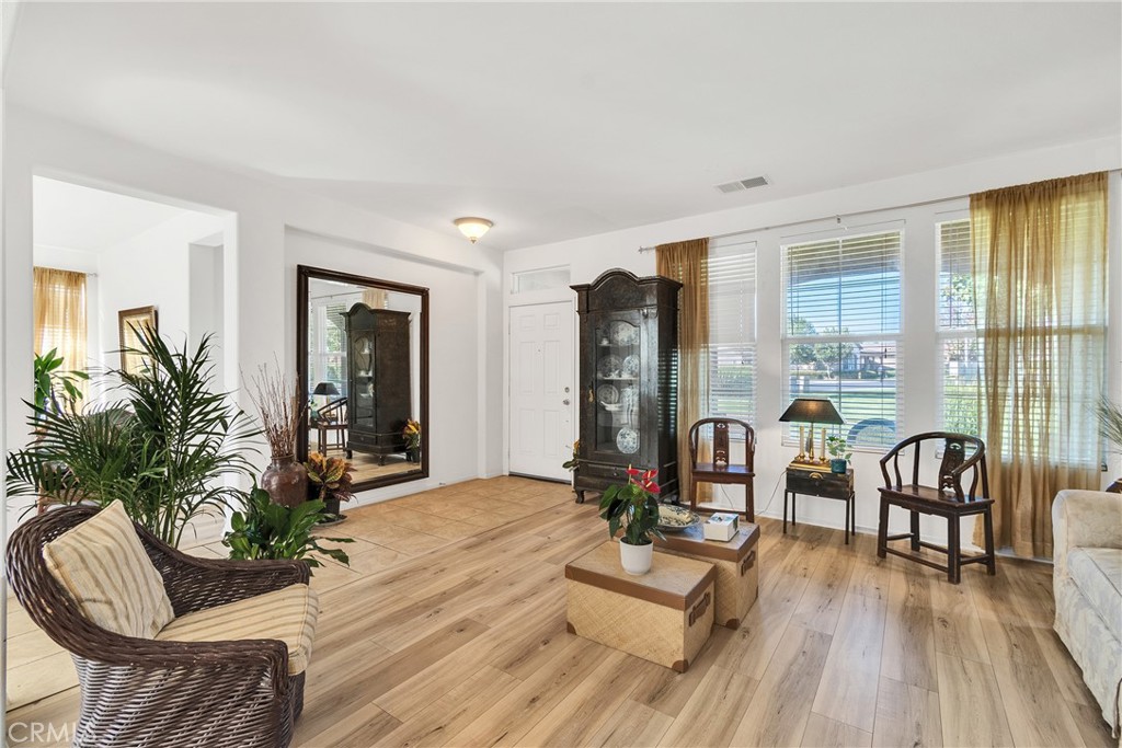FOUR SEASONS - Residential