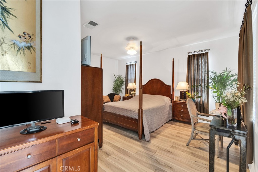 FOUR SEASONS - Residential