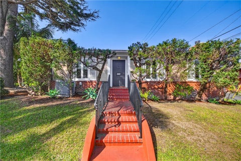 Photo of 345 Park Avenue, Long Beach, CA 90814 (MLS # OC26212101)