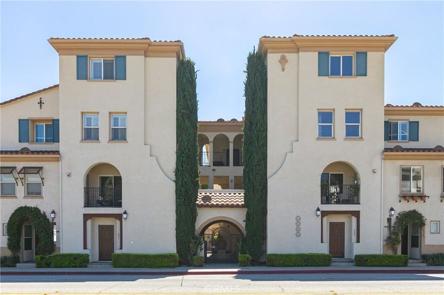 Welcome to 620 E Walnut St in Pasadena! This multi-level gorgeous Spanish mission style condo features 3 bedroom, 2.5 bath, 1748 sqft of living space, an abundance of natural light that floods into the living room and bedrooms, creating a warm and inviting atmosphere. Located in the heart of Pasadena, this property offers easy access to nearby shopping, dining, and entertainment options, including the famous Rose Bowl stadium, Old Town Pasadena, Huntington Library and Gardens, Cal Tech, Pasadena City College, Urth Caffe, and so much more. With its beautiful architecture and prime location, this is a home you do not want to miss!