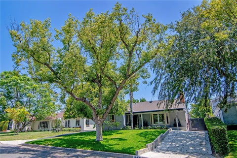 Photo of 442 S Lamer Street, Burbank, CA 91506 (MLS # BB26142295)