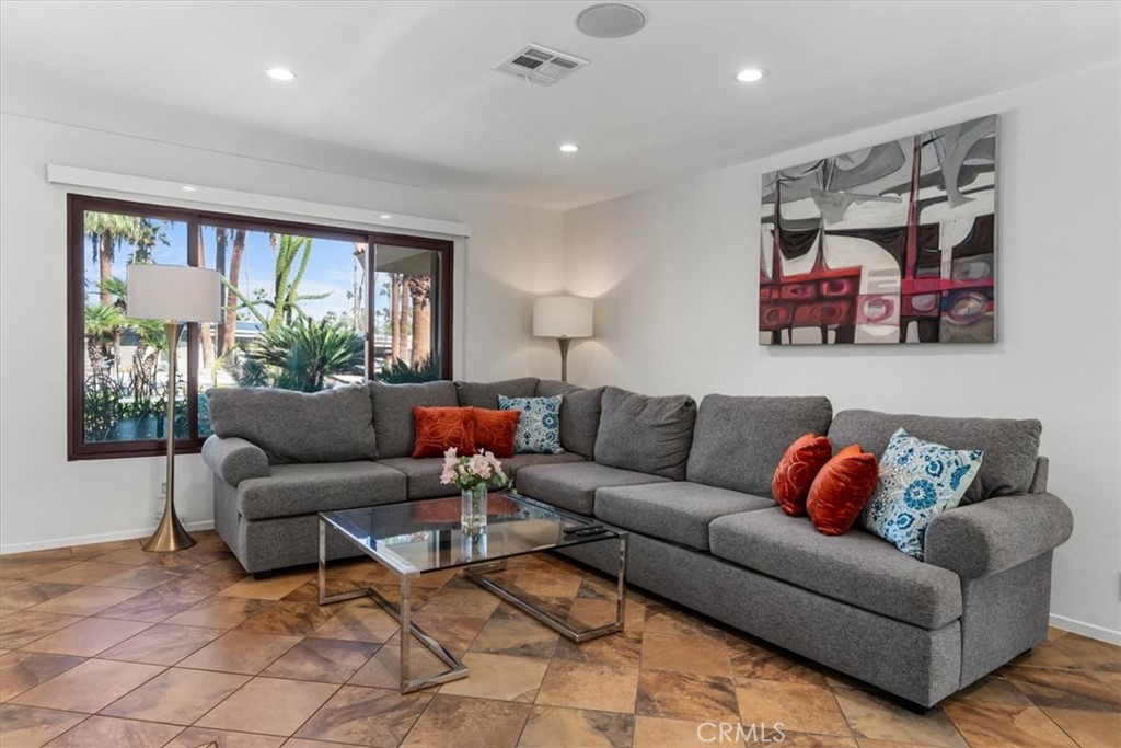 Los Compadres (33459) - Residential