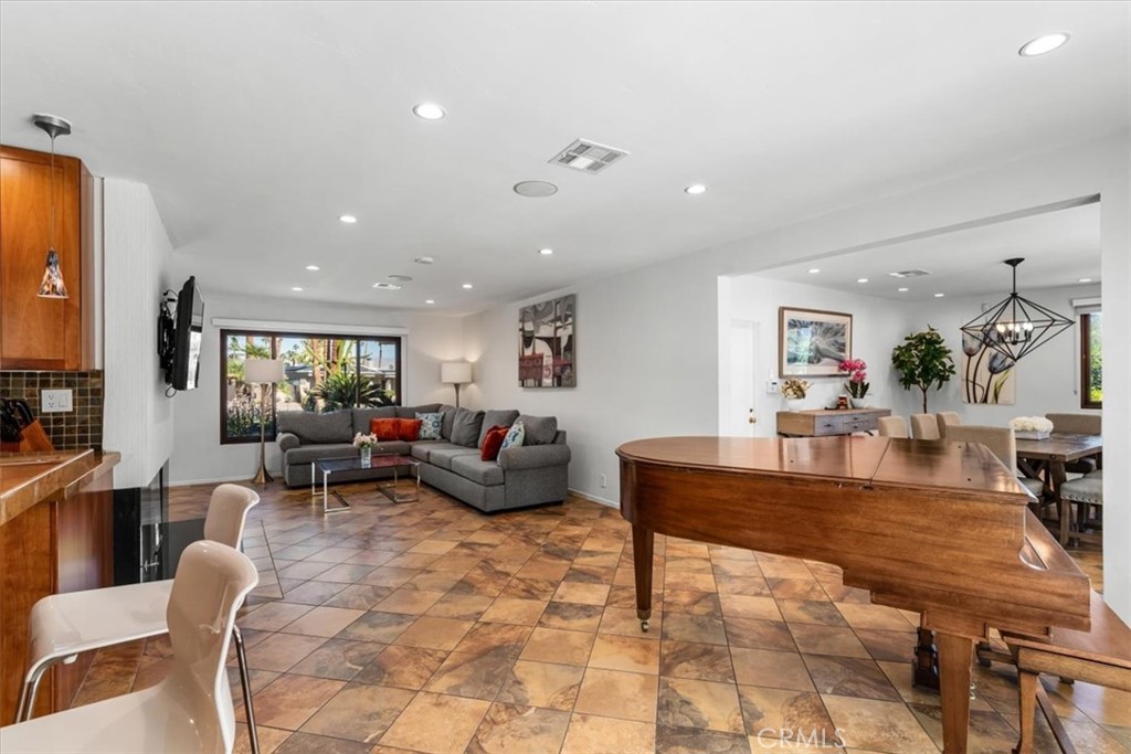 Los Compadres (33459) - Residential