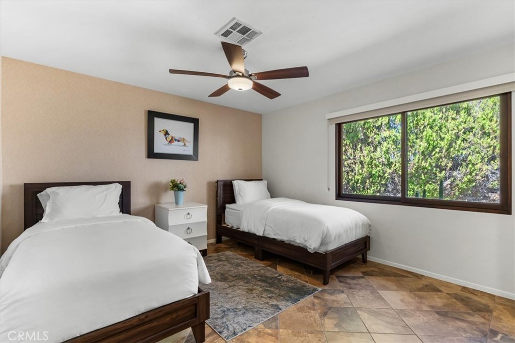 Los Compadres (33459) - Residential