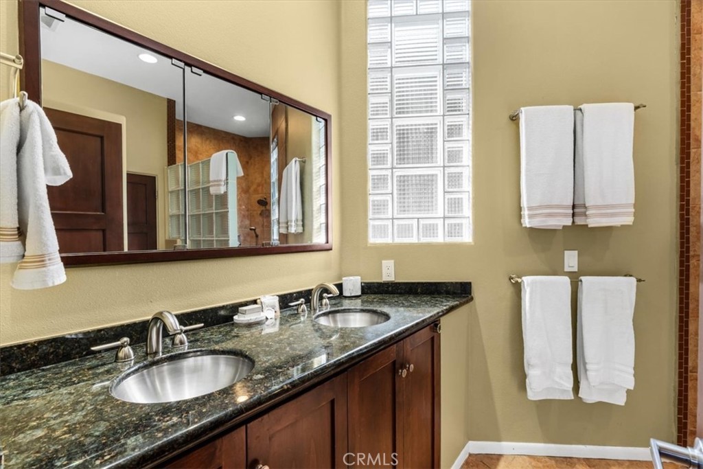 Los Compadres (33459) - Residential