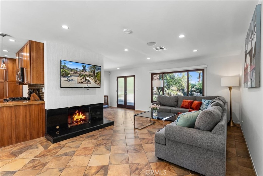 Los Compadres (33459) - Residential