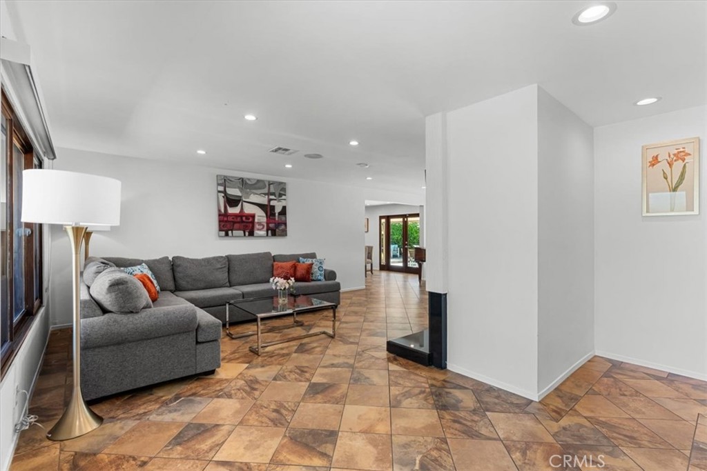 Los Compadres (33459) - Residential