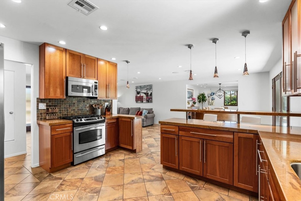 Los Compadres (33459) - Residential