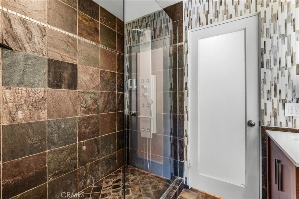 Los Compadres (33459) - Residential