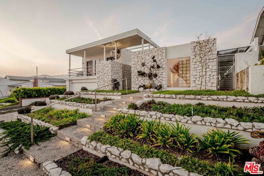 Photo of 18145 Kingsport Drive, Malibu, CA 90265 (MLS # 26632507)