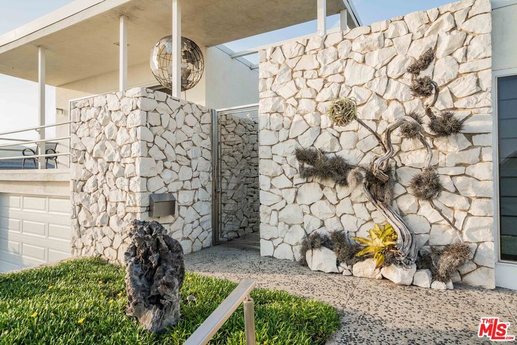 Photo of 18145 Kingsport Drive, Malibu, CA 90265 (MLS # 26632507)