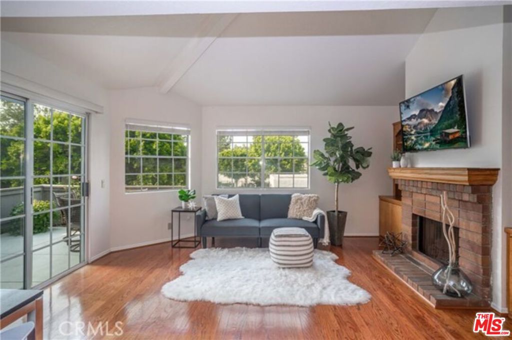 931 W Country View