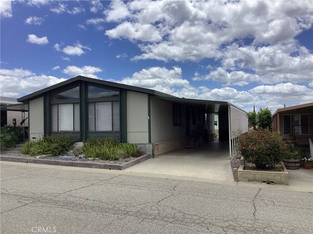 Well maintained home in desirable senior park.