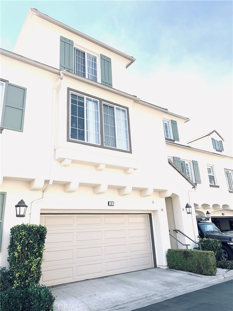 Welcome to this beautifully maintained 2-bedroom, 2-bathroom tri-level home in the prestigious Northpark Square community of Irvine. Featuring an open and bright floor plan, this home offers a spacious living and dining area with large windows, abundant natural light, and a cozy fireplace. The kitchen is equipped with a gas range, built-in microwave, and dishwasher. Recent upgrades include newer interior paint, giving the home a fresh, move-in ready feel. The private primary suite features a walk-in closet, oversized soaking tub, and dual vanity sinks. Additional highlights include a separate indoor laundry room and an oversized attached 2-car garage with direct access.
Residents enjoy resort-style amenities including a pool, spa, basketball courts, playgrounds, barbecue areas, and parks. Located near award-winning Beckman High and Hicks Canyon Elementary, with easy access to IVC, UCI, Northpark Shopping Center, and major freeways.
