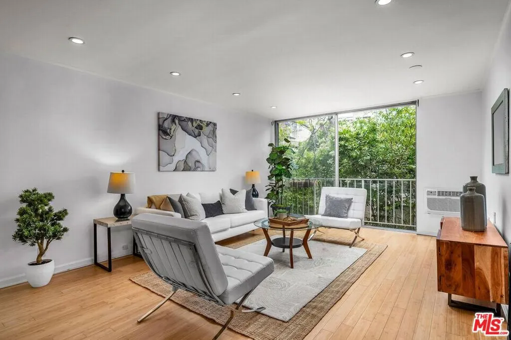 Los Angeles, California 90049, United States, 2 Bedrooms Bedrooms, ,1 BathroomBathrooms,Residential,Active,144379