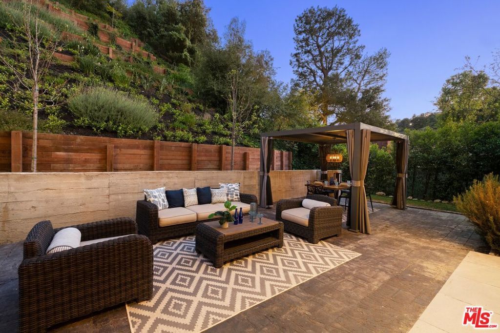 Photo of 10558 Fontenelle Way, Los Angeles, CA 90077 (MLS # 26726285)