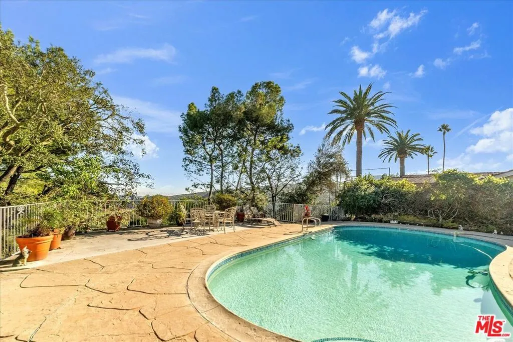 Los Angeles, California 90049, United States, 4 Bedrooms Bedrooms, ,4 BathroomsBathrooms,Residential,Active,166695