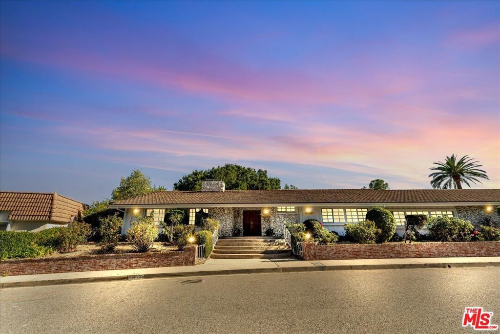 Photo of 16560 Park Lane Circle, Los Angeles, CA 90049 (MLS # 25561129)