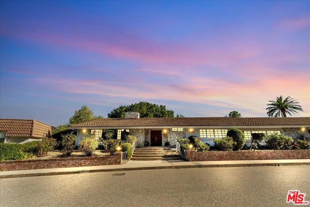 Los Angeles, California 90049, United States, 4 Bedrooms Bedrooms, ,4 BathroomsBathrooms,Residential,Active,166695