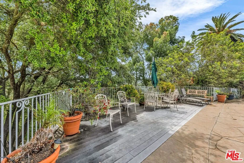 Los Angeles, California 90049, United States, 4 Bedrooms Bedrooms, ,4 BathroomsBathrooms,Residential,Active,166695