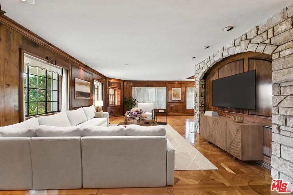 Los Angeles, California 90049, United States, 4 Bedrooms Bedrooms, ,4 BathroomsBathrooms,Residential,Active,166695