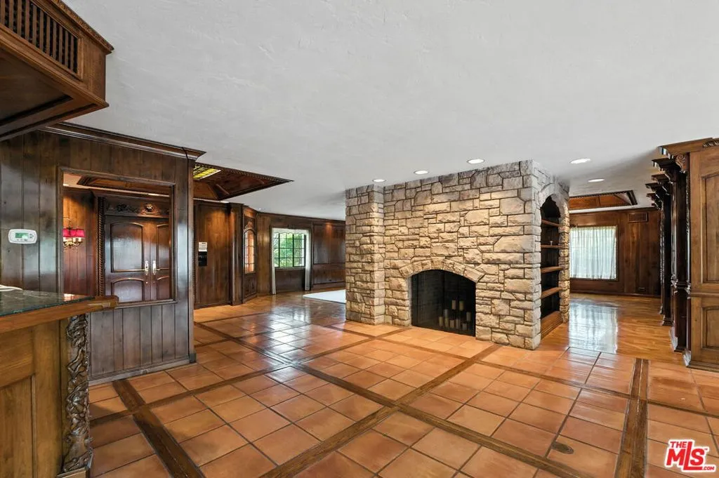 Los Angeles, California 90049, United States, 4 Bedrooms Bedrooms, ,4 BathroomsBathrooms,Residential,Active,166695