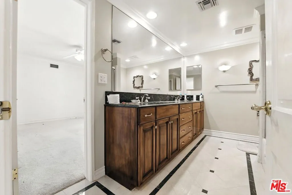 Los Angeles, California 90049, United States, 4 Bedrooms Bedrooms, ,4 BathroomsBathrooms,Residential,Active,166695