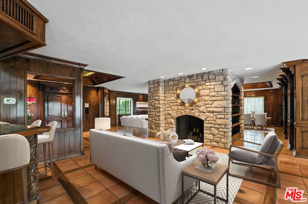 Los Angeles, California 90049, United States, 4 Bedrooms Bedrooms, ,4 BathroomsBathrooms,Residential,Active,166695