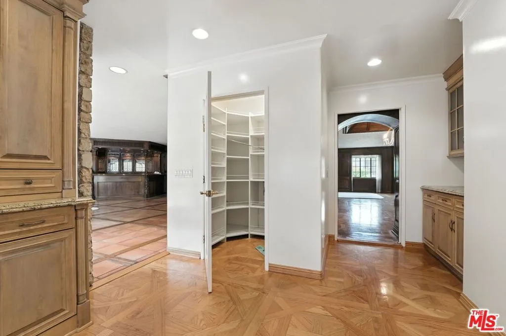 Los Angeles, California 90049, United States, 4 Bedrooms Bedrooms, ,4 BathroomsBathrooms,Residential,Active,166695