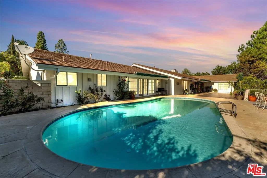 Los Angeles, California 90049, United States, 4 Bedrooms Bedrooms, ,4 BathroomsBathrooms,Residential,Active,166695