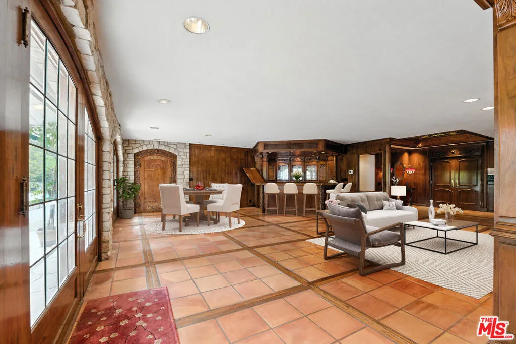 Los Angeles, California 90049, United States, 4 Bedrooms Bedrooms, ,4 BathroomsBathrooms,Residential,Active,166695