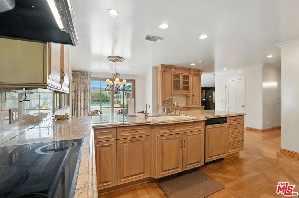 Los Angeles, California 90049, United States, 4 Bedrooms Bedrooms, ,4 BathroomsBathrooms,Residential,Active,166695