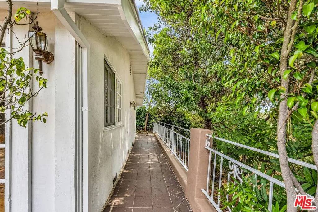 Los Angeles, California 90049, United States, 4 Bedrooms Bedrooms, ,4 BathroomsBathrooms,Residential,Active,166695