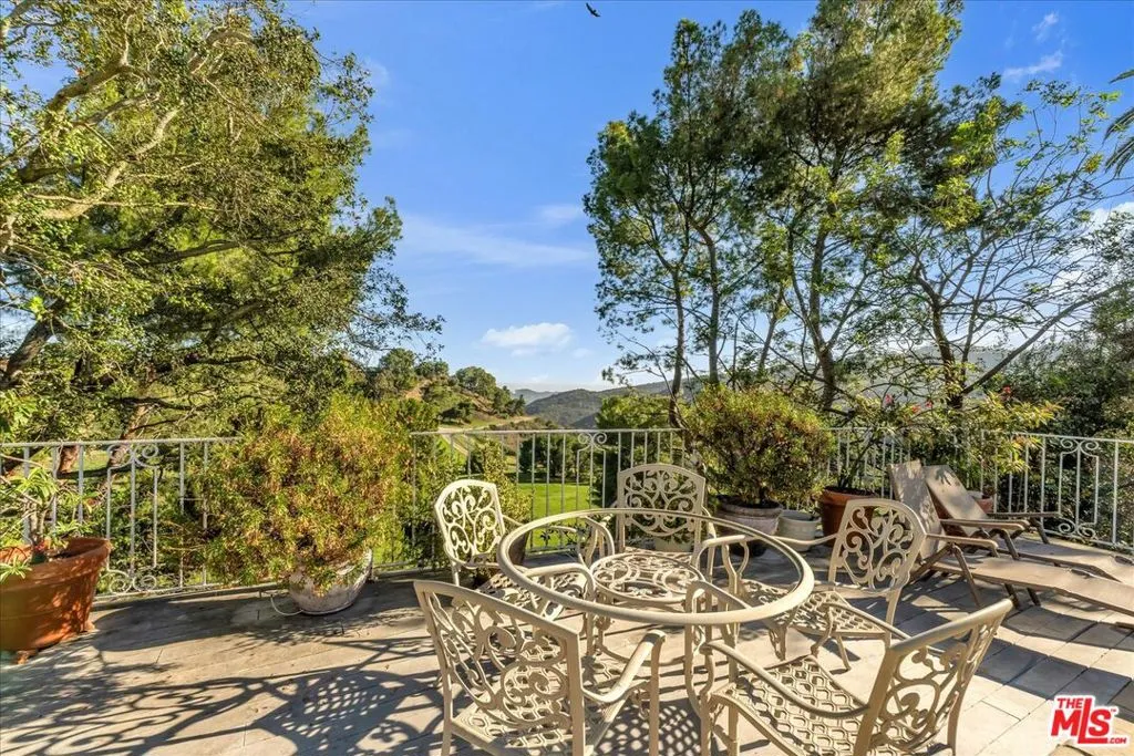 Los Angeles, California 90049, United States, 4 Bedrooms Bedrooms, ,4 BathroomsBathrooms,Residential,Active,166695