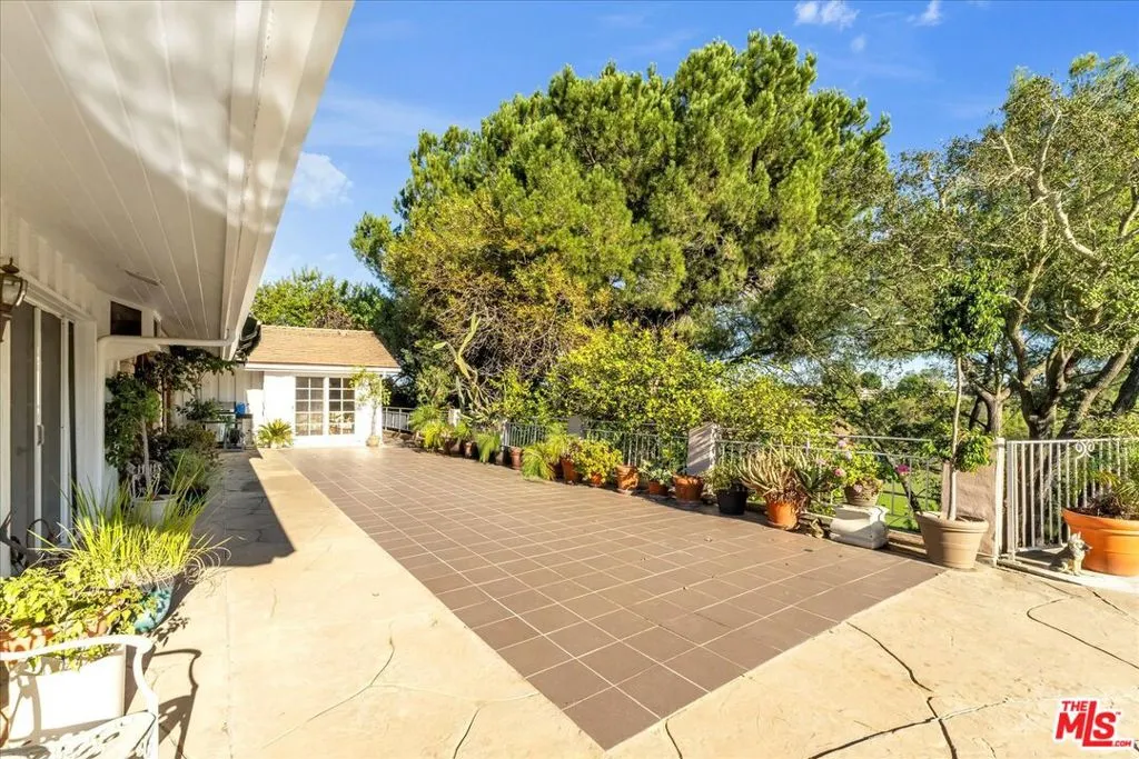 Los Angeles, California 90049, United States, 4 Bedrooms Bedrooms, ,4 BathroomsBathrooms,Residential,Active,166695