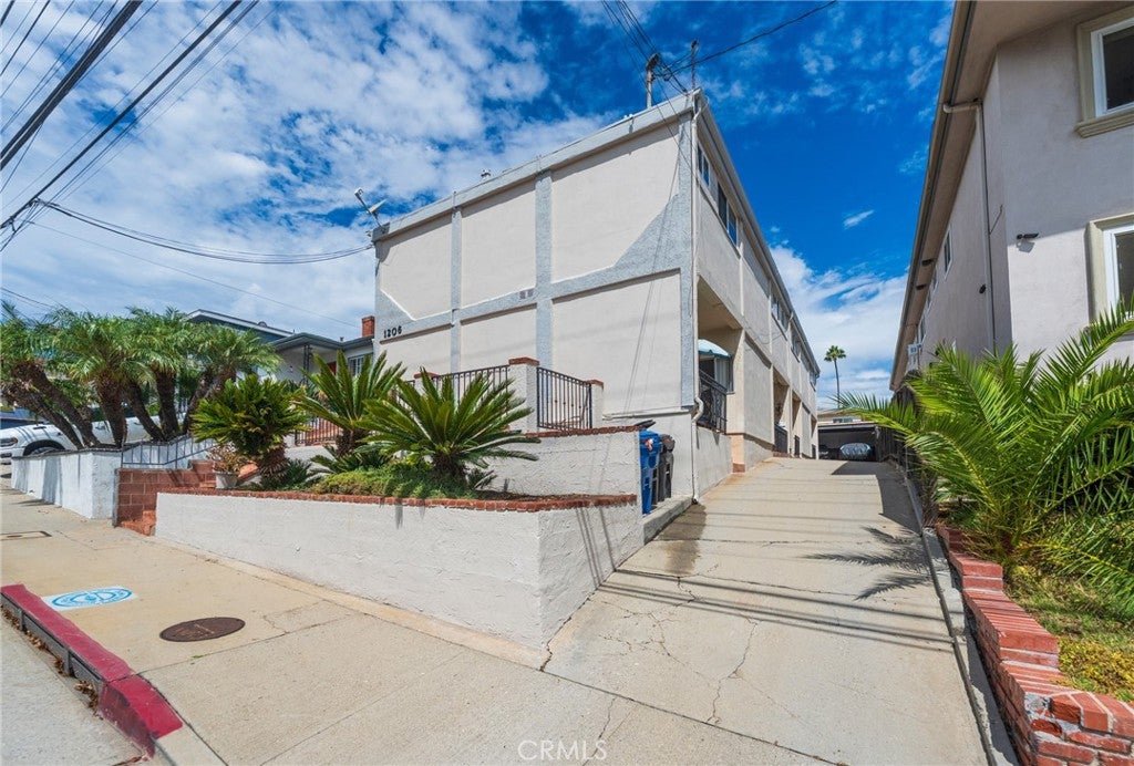 1206 W 25th Street