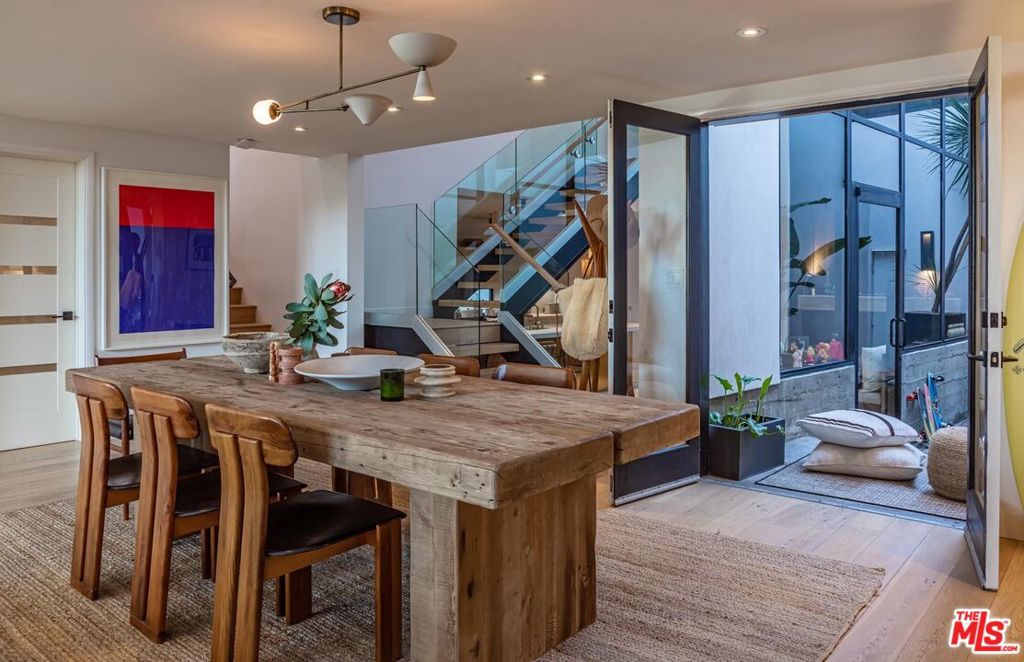 214 S Venice Boulevard