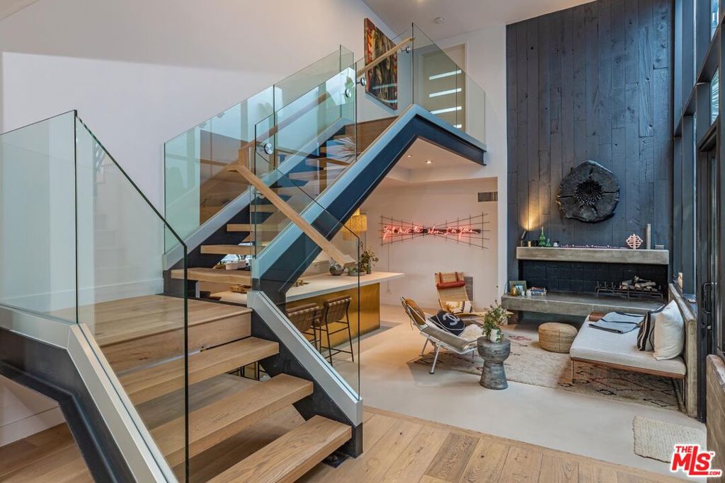 214 S Venice Boulevard