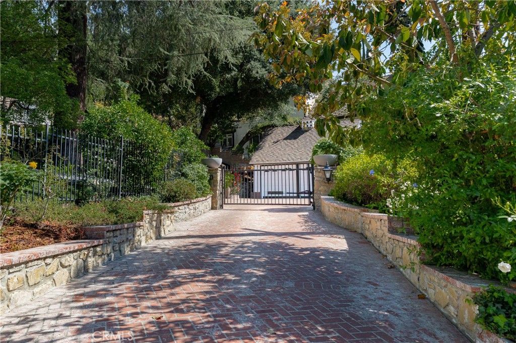 Photo of 4650 Encino Avenue, Encino, CA 91316 (MLS # SR26076889)