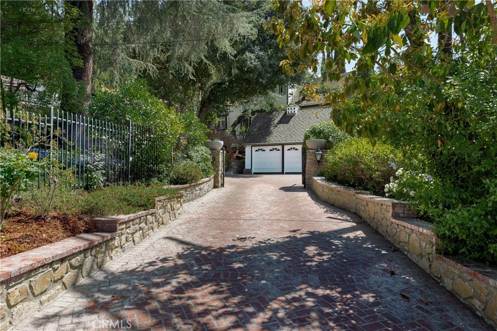 Photo of 4650 Encino Avenue, Encino, CA 91316 (MLS # SR26076889)