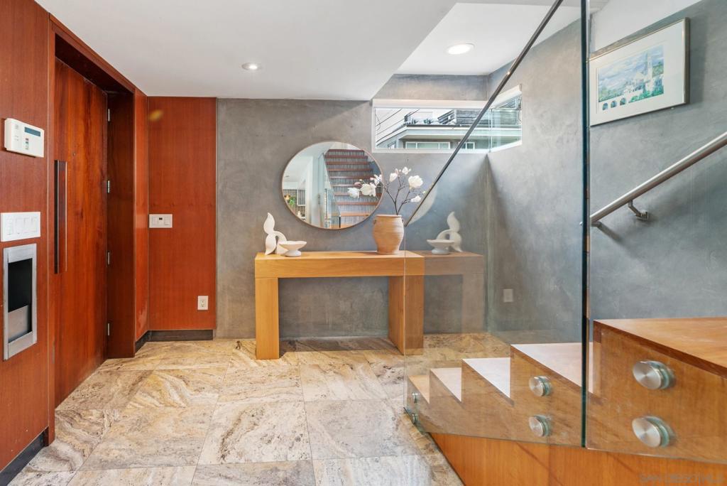 815 Manhattan Ct